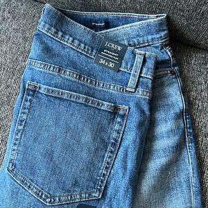 J. Crew 	 STRAIGHT-FIT JEAN IN SIGNATURE FLEX
Size: 34/30
Color: LIGHT MEDIUM